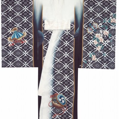 画像2: お宮参りの着物 初着 産着 男の子用 斬新な色柄のお祝い着(正絹)【白地、鷹と兜・宝】