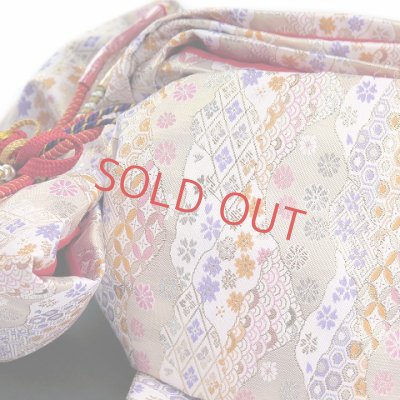 画像7: 七五三 着物 7歳 女の子 フルセット 絵羽柄の子供着物(合繊)と結び帯・はこせこコーディネートセット【藤色、ねじり梅と鞠・桜】