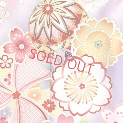 画像3: 七五三 着物 フルセット 7歳 女の子用 絵羽柄の子供着物 結び帯セット(合繊)【藤色、ねじり梅と鞠・桜】