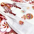 画像5: 七五三 3歳女の子 着物セット 古典柄の着物 友禅風の柄 被布コートセット 正絹 日本製【白ｘ赤、市松】