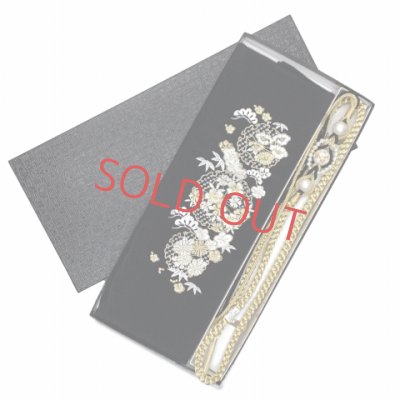 画像6: 振袖用 正絹 帯揚げ 帯締めセット刺繍入り帯上げ ビーズ飾りの帯〆 化粧箱付き【ブラックｘゴールド、雪輪に松竹梅】