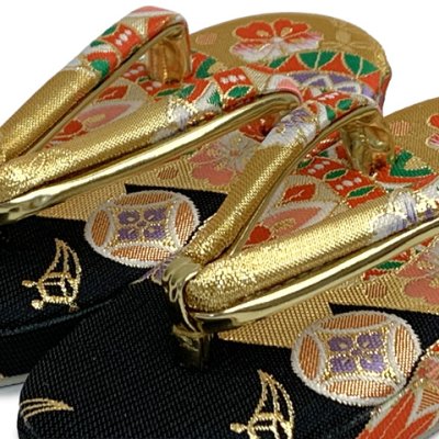 画像2: 子供草履 七五三 ２-３歳 女の子 金襴生地 16cm (適応：14cm-15.5cm )【黒ｘ金、鞠と桜】