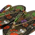 画像2: 子供草履 七五三 ２-３歳 女の子 金襴生地 16cm【黒地、桝に菊・桜】 (2)