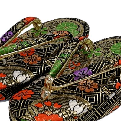 画像2: 子供草履 七五三 ２-３歳 女の子 金襴生地 16cm【黒地、桝に菊・桜】