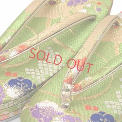 画像2: 子供草履 七五三 ７歳 女の子 金襴生地 21.5cm 三枚芯 適応：19.5cm-21cm【ひわ色(黄緑色)、雪輪と芝】