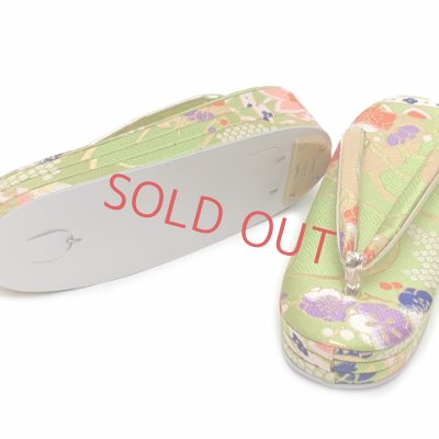 画像3: 子供草履 七五三 ７歳 女の子 金襴生地 21.5cm 三枚芯 適応：19.5cm-21cm【ひわ色(黄緑色)、雪輪と芝】