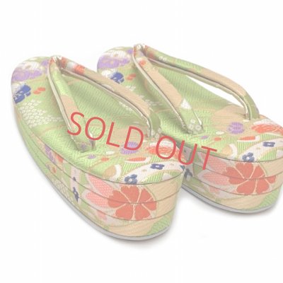 画像4: 子供草履 七五三 ７歳 女の子 金襴生地 21.5cm 三枚芯 適応：19.5cm-21cm【ひわ色(黄緑色)、雪輪と芝】