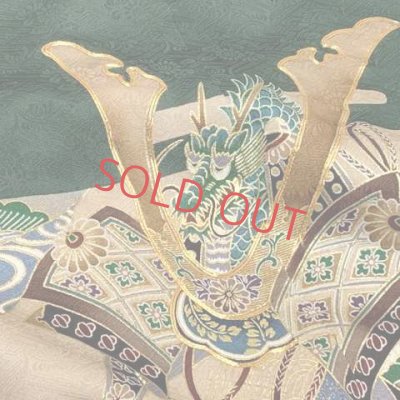 画像4: 七五三 着物 5歳 男の子 日本製 正絹 金彩 金駒刺繍 羽織 着物 アンサンブル【濃緑、兜と軍配】