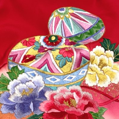 画像6: お宮参り 女の子 着物 正絹 総刺繍 日本製 赤ちゃんのお祝い着 初着 産着 襦袢付き【赤。二つ鞠に牡丹】