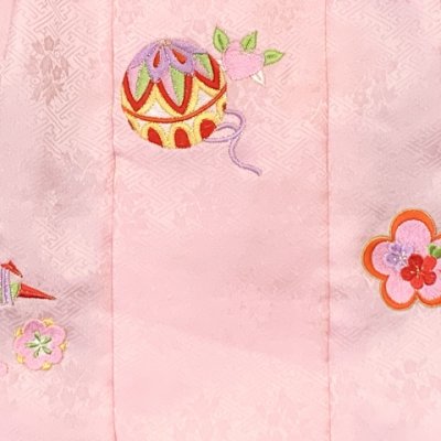 画像6: ≪１点限り！ オリジナル・コーディネートセット≫七五三 3歳 着物 セット 女の子 被布セット 女の子 正絹 刺繍柄の被布コート・着物 フルセット【ピンクｘ赤、鞠と鶴・梅】