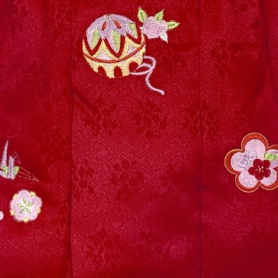 画像6: ≪１点限り！ オリジナル・コーディネートセット≫七五三 3歳 着物 セット 女の子 被布セット 女の子 正絹 刺繍柄の被布コート・着物 フルセット【赤ｘピンク、鞠と鶴・梅】