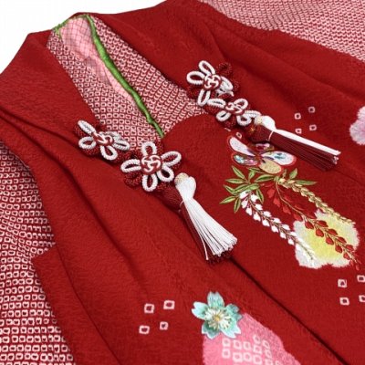 画像5: ≪１点限り！ オリジナル・コーディネートセット≫七五三 3歳 着物 セット 女の子 被布セット 女の子 正絹 刺繍柄の被布コートと総絞り着物 フルセット【赤、藤と松】