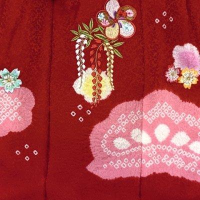 画像6: ≪１点限り！ オリジナル・コーディネートセット≫七五三 3歳 着物 セット 女の子 被布セット 女の子 正絹 刺繍柄の被布コートと総絞り着物 フルセット【赤、藤と松】