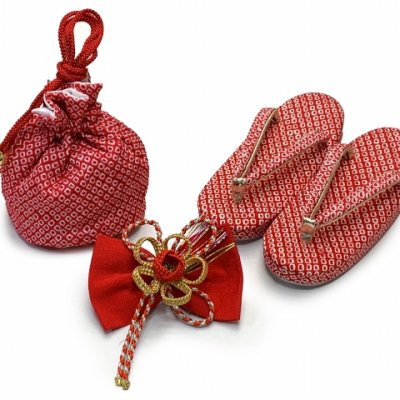 画像9: ≪１点限り！ オリジナル・コーディネートセット≫七五三 3歳 着物 セット 女の子 被布セット 女の子 正絹 刺繍柄の被布コートと総絞り着物 フルセット【赤、藤と松】