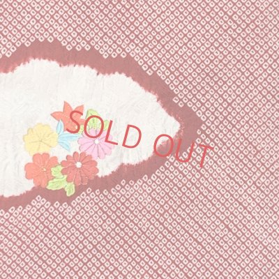 画像4: 七五三 着物 7歳 女の子 日本製 正絹 総絞り 総刺繍柄 絵羽付け 四つ身の着物【赤、雲に花輪】