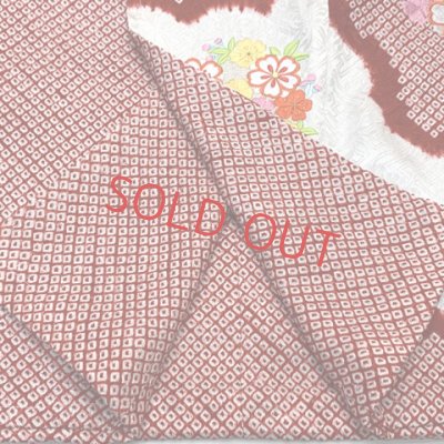 画像9: 七五三 着物 7歳 女の子 日本製 正絹 総絞り 総刺繍柄 絵羽付け 四つ身の着物【赤、雲に花輪】