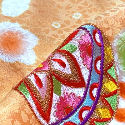 画像3: 五三 着物 7歳 フルセット 女の子 正絹 絵羽付け 絞り染め 刺繍入り 子供着物と結び帯セット【オレンジ系、鞠と桜】