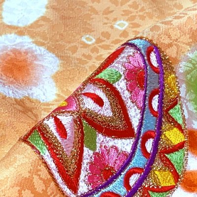 画像4: 七五三 着物 7歳 女の子 フルセット 正絹 絵羽付け 絞り染め 刺繍入り 四つ身の子供着物とオリジナル袋帯＆箱せこセット【シャーベットオレンジ、鞠と桜】