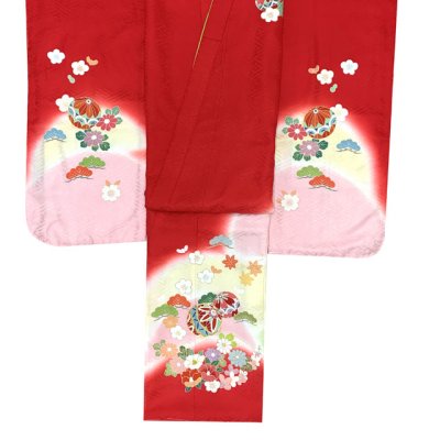 画像2: 七五三 7歳 着物 女の子用 正絹 絵羽付け 手描 金駒刺繍 四つ身の着物【赤、二つ鞠】