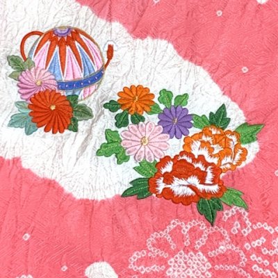 画像4: 七五三 7歳 着物 女の子用 正絹 本絞り 総刺繍 絵羽付け 四つ身の着物 襦袢 伊達衿付き【ピンク、鈴】