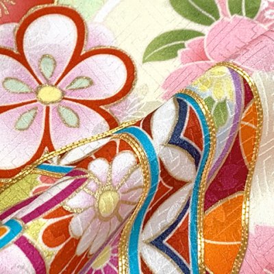 画像7: 七五三 7歳 女の子用 日本製 正絹 金駒刺繍 絵羽付け 四つ身の着物【白地、雲に鞠】