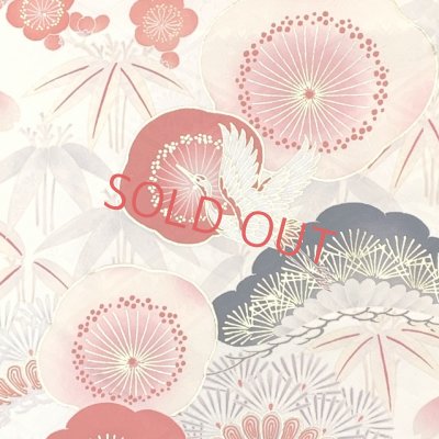 画像5: 七五三 着物 7歳 “紅一点” ブランド 女の子用 正絹 四つ身の絵羽付け 金駒刺繍の着物 襦袢 伊達衿付き【生成り系、松竹梅】