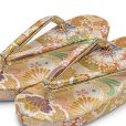 画像2: 子供草履 七五三 京都西陣 3歳 7歳 女の子 金襴生地 草履 16.5cm/18.0cm/21.0cm【金ベージュ系、古典柄】 (2)