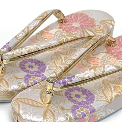画像2: 子供草履 七五三 京都西陣 3歳 7歳 女の子 金襴生地 草履 16.5cm/18.0cm/21.0cm【白銀系、七宝に菊】