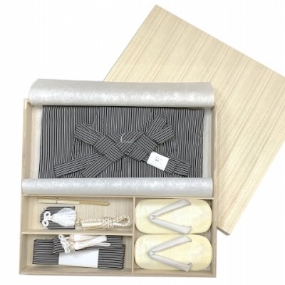 画像6: 七五三 5歳 男の子 高級 縞袴セット 桐箱入り  正絹 袴（紐下60cm) 羽織紐 他小物 7点セット【黒x灰、縞】