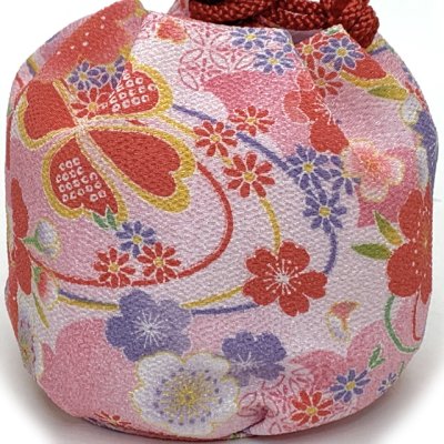 画像2: 七五三 巾着 京都西陣 高級 子供巾着 子供着物や袴に ちりめん生地 友禅染 化粧箱入り【ピンク、流水に桜】