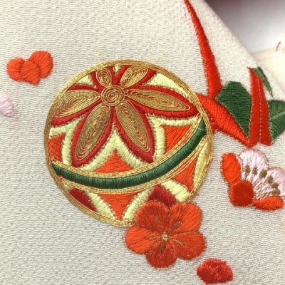 画像4: 七五三 結び帯 正絹 ちりめん生地 刺繍柄作り帯 三歳用(小寸)【生成りｘ赤、鞠と折り鶴】