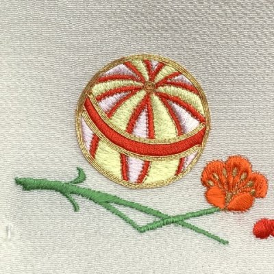 画像3: 七五三 結び帯 正絹 ちりめん生地 刺繍柄作り帯 三歳用(小寸)【生成りｘ赤、鞠と折り鶴】