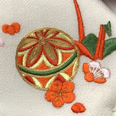 画像4: 七五三 結び帯 正絹 ちりめん生地 刺繍柄作り帯 三歳用(小寸)【生成りｘ赤、鞠と折り鶴】