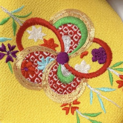 画像4: 七五三 結び帯 正絹 ちりめん生地 刺繍柄作り帯 三歳用(小寸)【黄色ｘ赤、ねじ梅と柳】