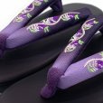 画像2: 草履 フリーサイズ 女性用 刺繍入り鼻緒の草履(ウレタンソール底）【紫系、藤】 (2)