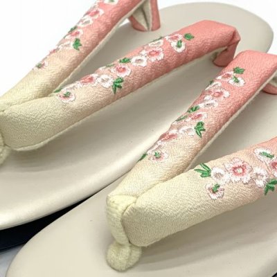 画像2: 草履 フリーサイズ 女性用 刺繍入り鼻緒の草履(ウレタンソール底）【クリーム&ピンク、桜】