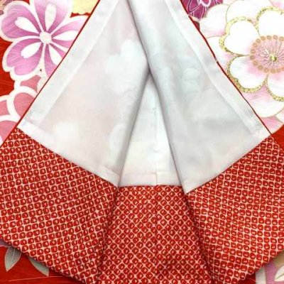 画像9: “式部浪漫 & 京都室町st. コラボ企画” 七五三 着物 7歳 女の子 絵羽柄の四つ身の着物(合繊) 襦袢付き【赤、橘】