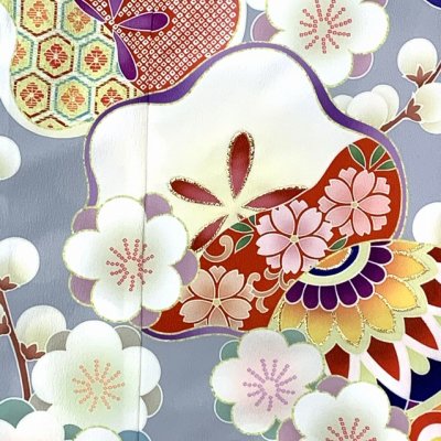画像6: 七五三 着物 7歳 女の子 式部浪漫ブランド 絵羽柄の着物 四つ身 子供振袖  合繊 襦袢付き【グレー系、梅】