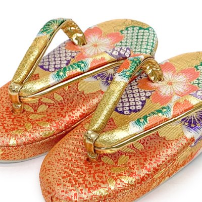 画像2: 七五三 草履 巾着セット 3歳 女の子 子供ぞうりきんちゃく 2点セット 草履 18.0cm【朱赤ｘ金、桜】