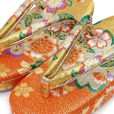 画像2: 七五三 草履 巾着セット 3歳 女の子 子供ぞうりきんちゃく 2点セット 草履 18.0cm【朱赤ｘ金、桜】