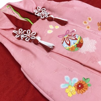 画像5: ≪１点限り！ オリジナル・コーディネートセット≫七五三 3歳 着物 セット 女の子 被布セット 女の子 正絹 本絞り 刺繍柄の被布コート・着物 フルセット【ピンクｘ赤、鈴】