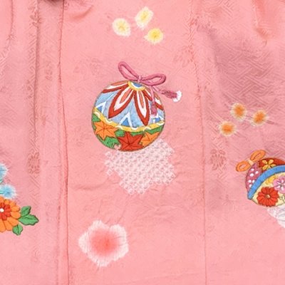 画像6: ≪１点限り！ オリジナル・コーディネートセット≫七五三 3歳 着物 セット 女の子 被布セット 女の子 正絹 本絞り 刺繍柄の被布コート・着物 フルセット【ピンクｘ赤、鈴】