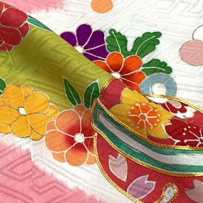 画像6: 七五三 7歳 着物 女の子用 日本製 正絹 本絞り 手描き友禅 絵羽付け 金駒刺繍 四つ身の着物【ピンク、鈴】