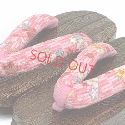 画像2: 子供下駄 18cm 女の子 浴衣に 和柄 小紋柄鼻緒 焼き桐下駄 【ピンク、矢羽に桜】