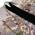 画像3: 七五三 5歳 男の子 着物 フルセット 正絹 刺繍入り 羽織 着物と縞袴(合繊)セット【グレーブラウン、兜に束ね熨斗】