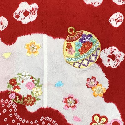 画像5: 七五三 7歳 着物 女の子用 日本製 正絹 本絞り 刺繍入り 絵羽付け 四つ身の着物【赤、鈴と花輪】