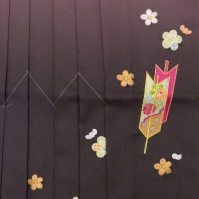 画像3: 卒業式 小学生向け ジュニアサイズの女の子用刺繍入りぼかし袴(140サイズ)【ピンク＆グレー、矢絣と梅】