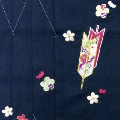 画像3: 卒業式 小学生向け ジュニアサイズの女の子用刺繍入り袴(140サイズ)【紺、矢絣と梅】