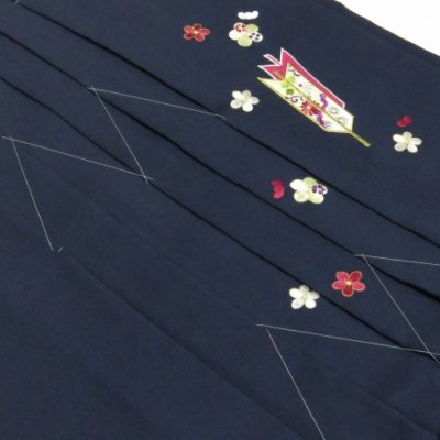 画像4: 卒業式 小学生向け ジュニアサイズの女の子用刺繍入り袴(140サイズ)【紺、矢絣と梅】