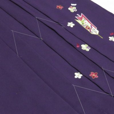 画像4: 卒業式 小学生向け ジュニアサイズの女の子用刺繍入り袴(140サイズ)【紫、矢絣と梅】